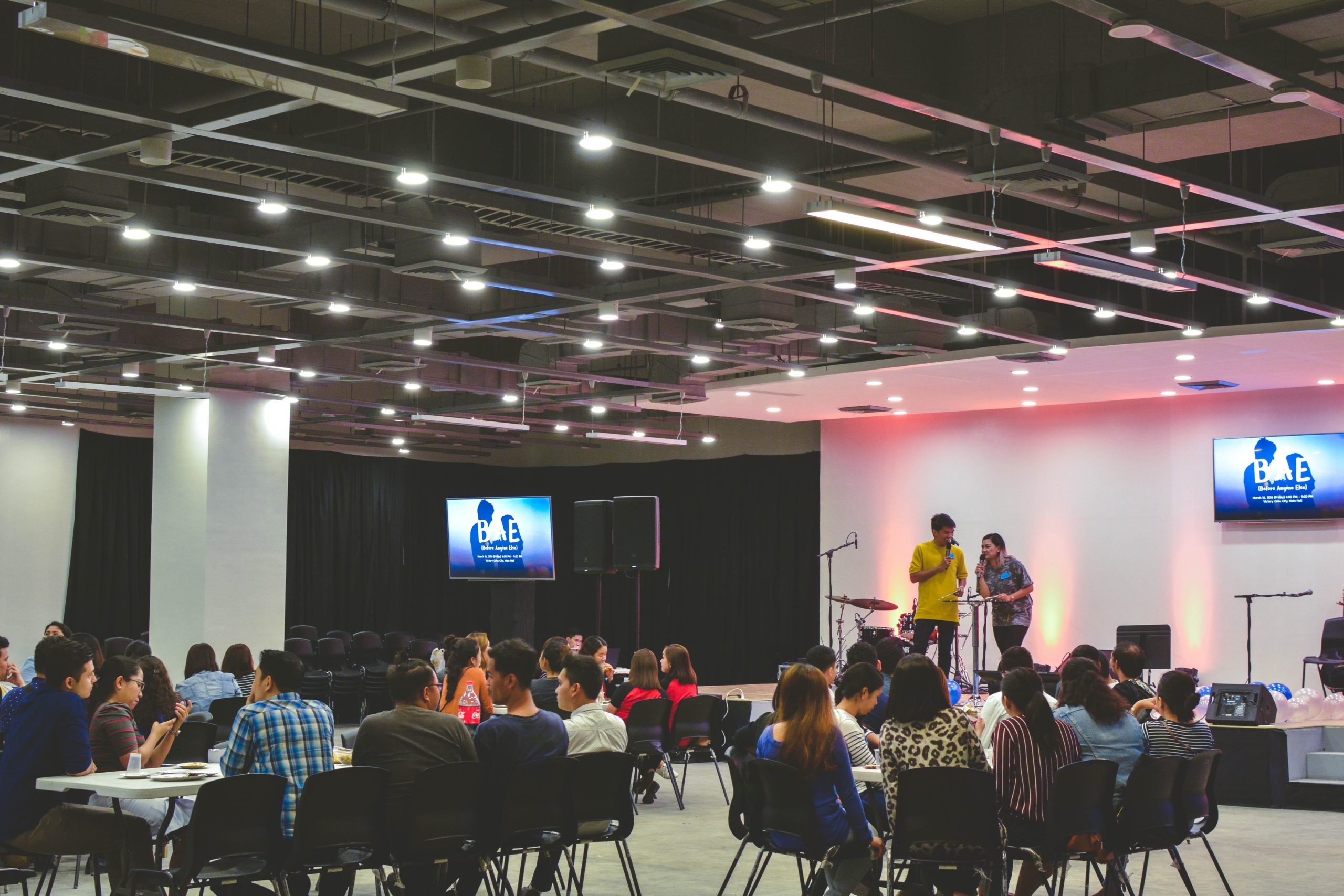 md-duran-rE9vgD_TXgM-unsplash event setting with attendees